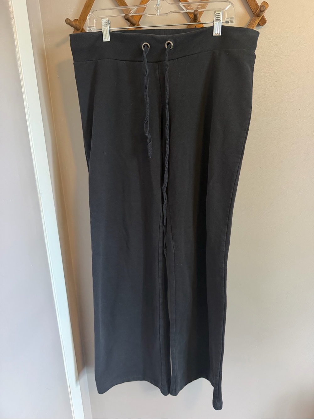 BCBGeneration Black Low Rise Bootleg Sweatpants Long Inseam 31 Flared L Y2K